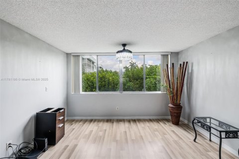 Condo in Lake Worth, Florida, 3 bedrooms  № 1709077 - photo 8