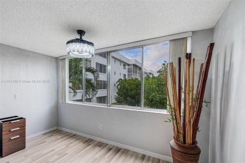 Condo in Lake Worth, Florida, 3 bedrooms  № 1709077 - photo 7