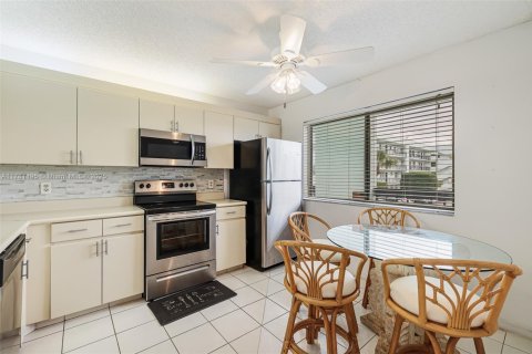 Condo in Lake Worth, Florida, 3 bedrooms  № 1709077 - photo 12