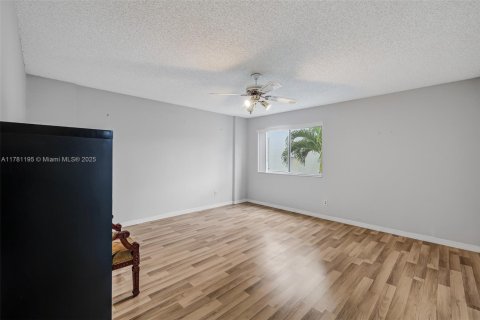 Condo in Lake Worth, Florida, 3 bedrooms  № 1709077 - photo 15