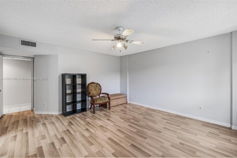 Condo in Lake Worth, Florida, 3 bedrooms  № 1709077 - photo 16