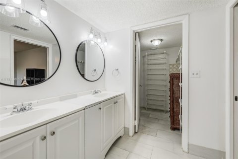 Condo in Lake Worth, Florida, 3 bedrooms  № 1709077 - photo 21