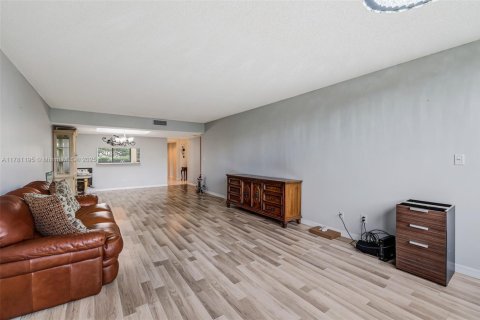 Condo in Lake Worth, Florida, 3 bedrooms  № 1709077 - photo 11
