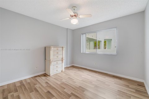 Condo in Lake Worth, Florida, 3 bedrooms  № 1709077 - photo 26