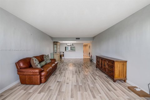 Condo in Lake Worth, Florida, 3 bedrooms  № 1709077 - photo 10