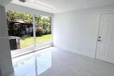 Villa ou maison à vendre à Miami, Floride: 4 chambres, 157 m2 № 2056682 - photo 18