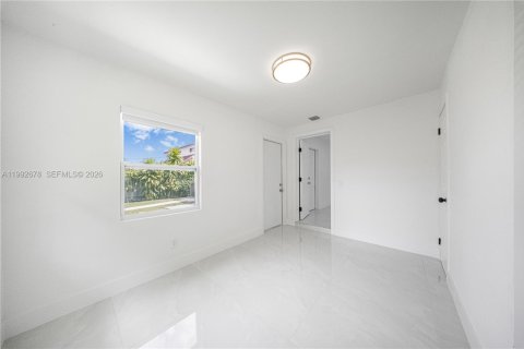 Villa ou maison à vendre à Miami, Floride: 4 chambres, 157 m2 № 2056682 - photo 24