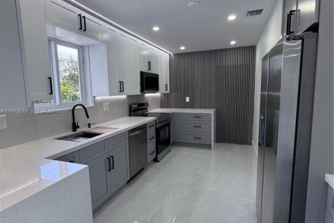 Villa ou maison à vendre à Miami, Floride: 4 chambres, 157 m2 № 2056682 - photo 4