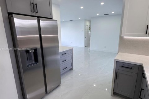 Villa ou maison à vendre à Miami, Floride: 4 chambres, 157 m2 № 2056682 - photo 8