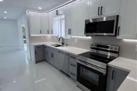 Villa ou maison à vendre à Miami, Floride: 4 chambres, 157 m2 № 2056682 - photo 5