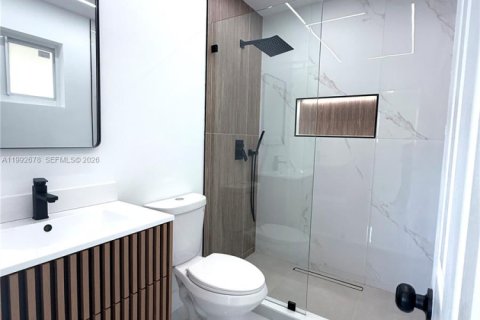 Villa ou maison à vendre à Miami, Floride: 4 chambres, 157 m2 № 2056682 - photo 12