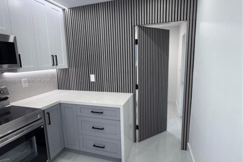 Villa ou maison à vendre à Miami, Floride: 4 chambres, 157 m2 № 2056682 - photo 6