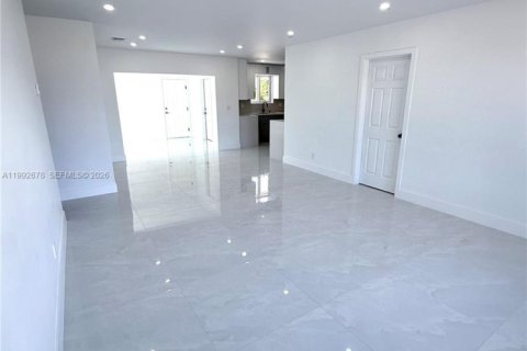 Villa ou maison à vendre à Miami, Floride: 4 chambres, 157 m2 № 2056682 - photo 3