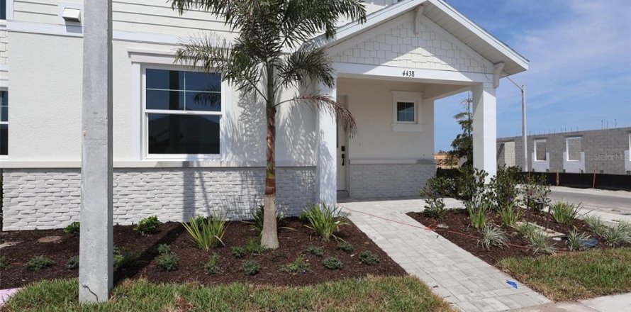 Townhouse in Bradenton, Florida 3 bedrooms, 223.52 sq.m. № 2157475