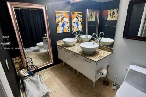 Condo in Miami, Florida, 1 bedroom № 2055454 - photo 12