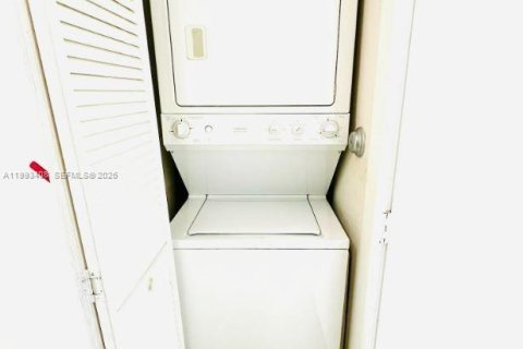 Condo in Miami, Florida, 1 bedroom № 2055454 - photo 15