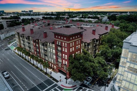 Condo in Orlando, Florida, 2 bedrooms  № 1785607 - photo 1