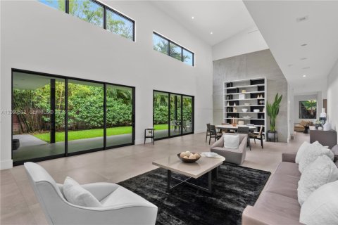 House in Miami, Florida 6 bedrooms, 434.32 sq.m. № 2397792 - photo 2