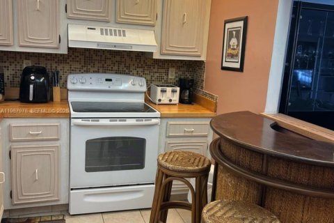 Condo in Lauderhill, Florida, 1 bedroom  № 2069572 - photo 5