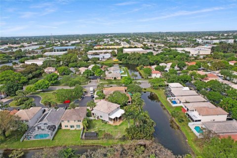 House in Coconut Creek, Florida 4 bedrooms, 290.88 sq.m. № 1074621 - photo 1