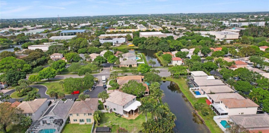 House in Coconut Creek, Florida 4 bedrooms, 290.88 sq.m. № 1074621