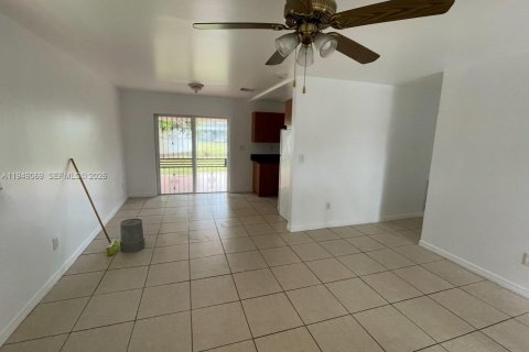 Villa ou maison à louer à Homestead, Floride: 3 chambres, 98.1 m2 № 2004866 - photo 4