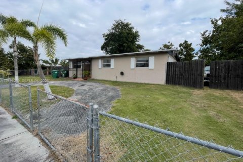 Villa ou maison à louer à Homestead, Floride: 3 chambres, 98.1 m2 № 2004866 - photo 2