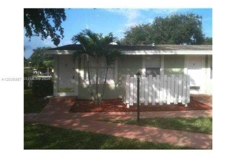 Villa ou maison à louer à Tamarac, Floride: 1 chambre, 51.1 m2 № 2084235 - photo 11