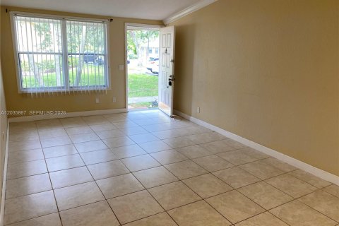 Villa ou maison à louer à Tamarac, Floride: 1 chambre, 51.1 m2 № 2084235 - photo 4