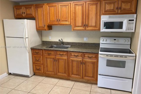 Villa ou maison à louer à Tamarac, Floride: 1 chambre, 51.1 m2 № 2084235 - photo 6