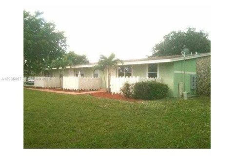 Villa ou maison à louer à Tamarac, Floride: 1 chambre, 51.1 m2 № 2084235 - photo 10