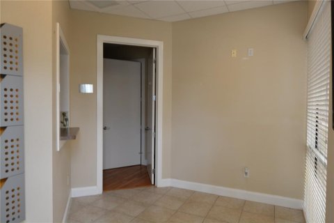 Propiedad comercial en alquiler en Port Charlotte, Florida, 93.37 m2 № 791204 - foto 2