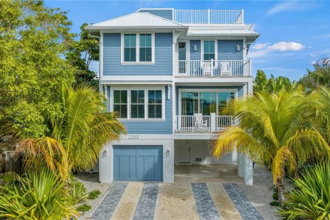 Casa en venta en Bradenton Beach, Florida, 7 dormitorios, 290.32 m2 № 1513320 - foto 1