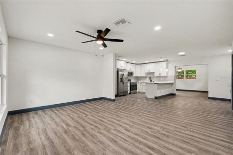 House in New Port Richey, Florida 3 bedrooms, 125.98 sq.m. № 2107697 - photo 7