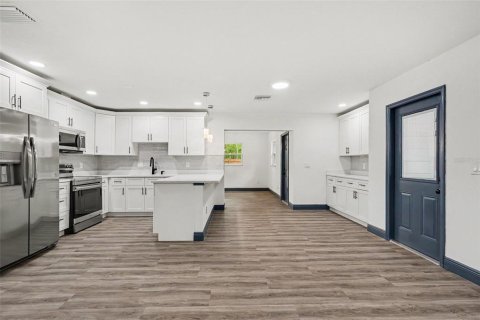 House in New Port Richey, Florida 3 bedrooms, 125.98 sq.m. № 2107697 - photo 9