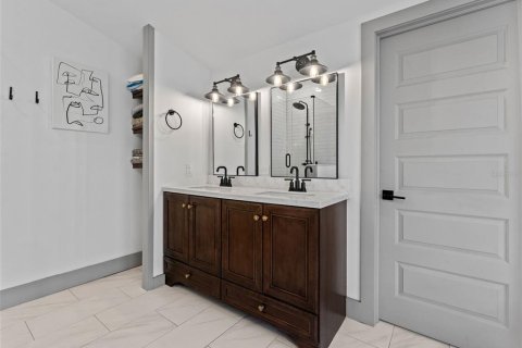 Casa en venta en Tampa, Florida, 2 dormitorios, 164.44 m2 № 1907704 - foto 11