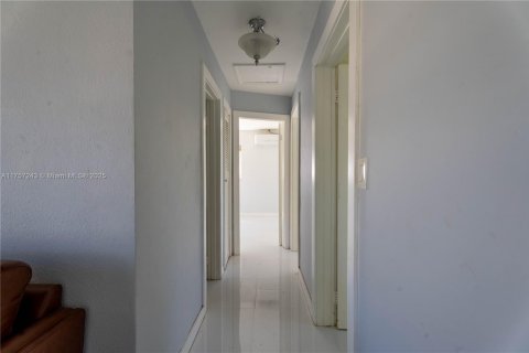 House in Palmetto Bay, Florida 3 bedrooms, 100.15 sq.m. № 1945006 - photo 7