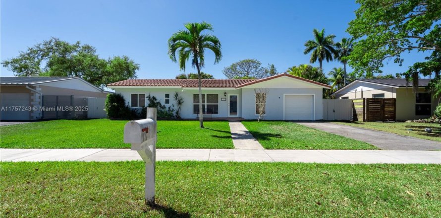 House in Palmetto Bay, Florida 3 bedrooms, 100.15 sq.m. № 1945006