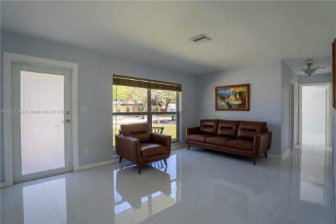 House in Palmetto Bay, Florida 3 bedrooms, 100.15 sq.m. № 1945006 - photo 6
