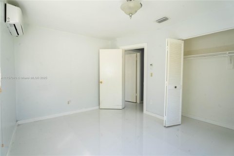 House in Palmetto Bay, Florida 3 bedrooms, 100.15 sq.m. № 1945006 - photo 11