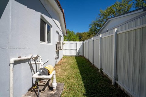 House in Palmetto Bay, Florida 3 bedrooms, 100.15 sq.m. № 1945006 - photo 25