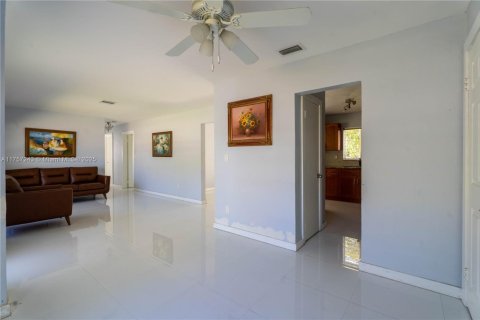 House in Palmetto Bay, Florida 3 bedrooms, 100.15 sq.m. № 1945006 - photo 17