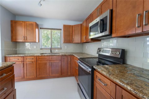 House in Palmetto Bay, Florida 3 bedrooms, 100.15 sq.m. № 1945006 - photo 18