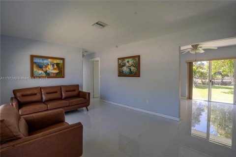 House in Palmetto Bay, Florida 3 bedrooms, 100.15 sq.m. № 1945006 - photo 4