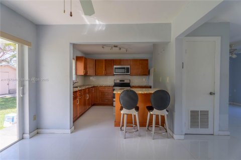 House in Palmetto Bay, Florida 3 bedrooms, 100.15 sq.m. № 1945006 - photo 14