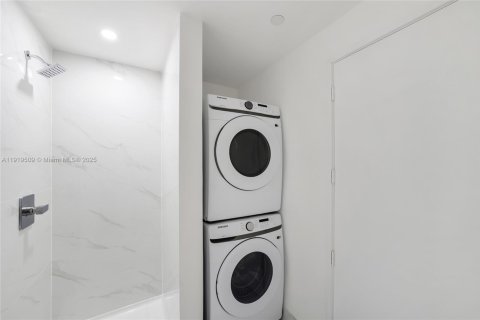 Condominio en venta en Miami, Florida, 4 dormitorios, 249.54 m2 № 1975021 - foto 24