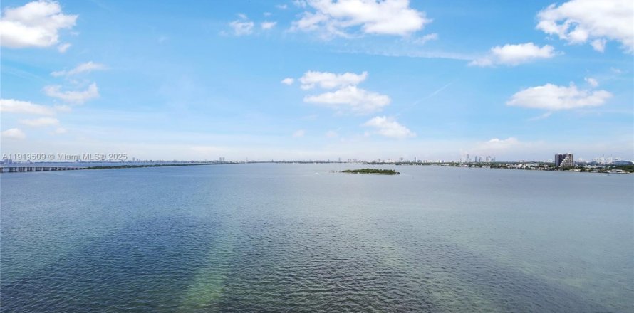 Condominio en Miami, Florida, 4 dormitorios  № 1975021