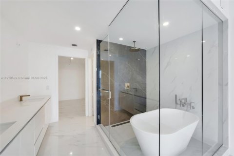 Condominio en venta en Miami, Florida, 4 dormitorios, 249.54 m2 № 1975021 - foto 16
