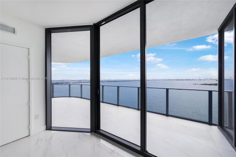 Condominio en venta en Miami, Florida, 4 dormitorios, 249.54 m2 № 1975021 - foto 15