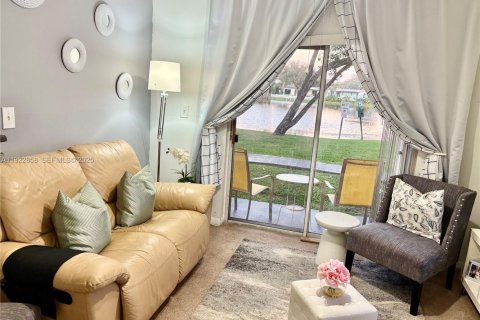Condominio en venta en Pembroke Pines, Florida, 2 dormitorios, 79.34 m2 № 1976581 - foto 1